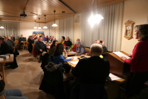 33 Stimmberechtigte Mitglieder und einige Gäste werden von Renate Schroff begrüßt