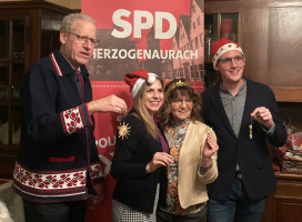 Zunächst Posieren für ein Weihnachtsfoto