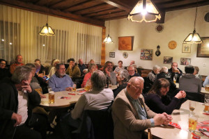 Die zahlreichen Gäste genossen sowohl die Hellerschen Heringe als auch die musikalischen "Häppchen" von Atze Bauer
